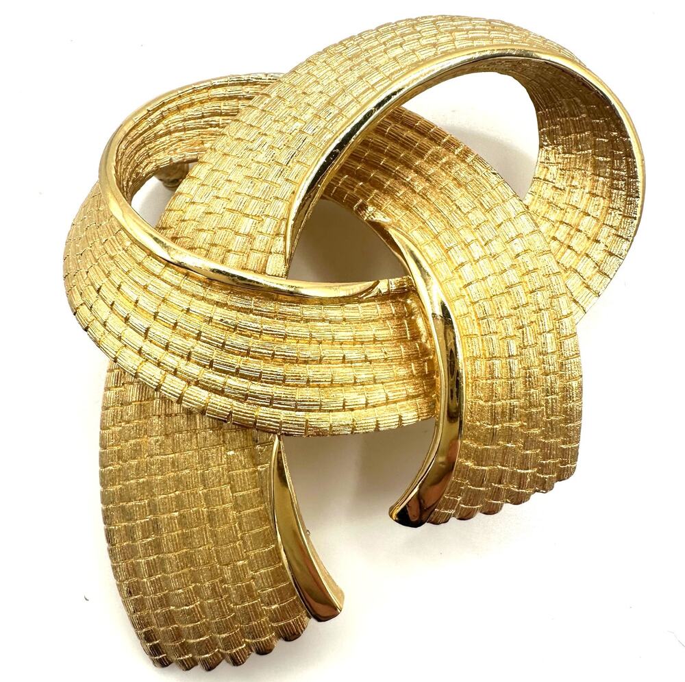 Monet signed vintage gold tone twisted rope ribbon textured 3D brooch